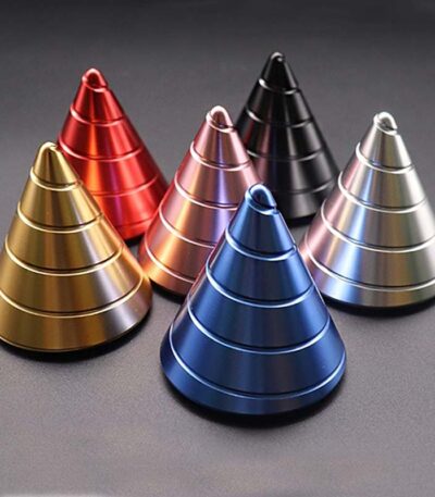 Ensemble de pyramides métalliques colorées en or, rouge, rose, noir, bleu et argent, parfaites pour la décoration scientifique ou de bureau.