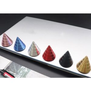 Pyramides métalliques colorées en aluminium, disposées sur une surface blanche, idéales pour la décoration ou l'enseignement scientifique.