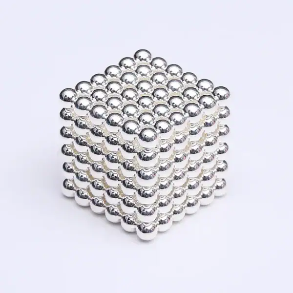 Structure en billes métalliques en acier inoxydable formant une pyramide tridimensionnelle, idéale pour la décoration scientifique ou éducative.