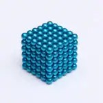 Cube de billes métalliques bleues, parfait pour décoration scientifique, expérience ou collection.