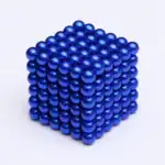 Billes magnétiques bleues formant un cube, parfaites pour la décoration ou l'apprentissage scientifique.