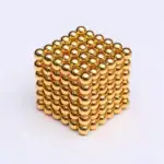 Puce magnétique en or 3D, modèle cubique, idéale pour décoration scientifique ou création artistique.