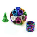 Pendentif moléculaire en perles métalliques colorées, composé de sphères en acier inoxydable formant une structure géométrique complexe. Idéal pour la décoration scientifique ou comme objet de collect.