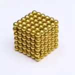 Billes en acier doré formant une pyramide 3D, décor scientifique et industriel.