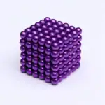 Billes magnétiques violettes formant une pyramide 3D, parfaites pour la décoration scientifique et éducative.