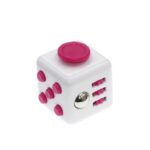 Dés à jouer en forme de cube avec boutons roses et mécanismes interactifs pour une utilisation éducative ou décorative.