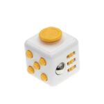 Cube éducatif avec boutons lumineux et sons pour stimuler l'apprentissage des enfants.