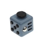 Cube électrique gris avec boutons noirs, port USB et interrupteur, idéal pour décoration scientifique ou bureau.