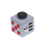 Cube de jeu scientifique avec boutons rouges, interrupteur noir et ports USB, idéal pour l'apprentissage ludique de la science et de la technologie.