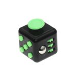 Cube à dé en plastique noir avec boutons verts et chiffres, idéal pour jeux de société ou décoration scientifique.