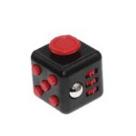 Jeu de logique avec un cube en plastique noir et rouge, doté de boutons et de fentes pour résoudre des énigmes. Parfait pour les amateurs de jeux de réflexion et de science.