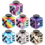 Puzzle en forme de cube avec motifs colorés et effets visuels attrayants.