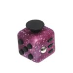 Cube de jeu scientifique avec surface spatiale et boutons noirs, idéal pour explorer la physique et la science de manière ludique.