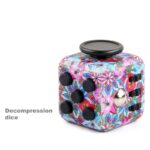 Cube de décompression avec motifs floraux colorés, idéal pour la relaxation et la gestion du stress, conçu pour stimuler la concentration et l'amusement.