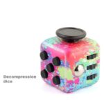 Cube décompressif en forme de dé à jouer avec surface colorée, idéal pour la relaxation et la stimulation mentale, parfait comme objet de décoration scientifique.