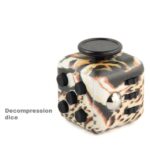 Cube décompression en forme de dé avec motif animalier, idéal pour les amateurs de jeux de logique et de décoration scientifique.