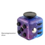 Cube de décompression en forme de dé avec motif galaxie, idéal pour la décoration scientifique ou comme objet de relaxation.