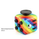 Cube décompressor coloré en arc-en-ciel avec boutons noirs, idéal pour jeux éducatifs ou décoration scientifique.