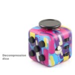 Cube décompressé avec disque magnétique, design coloré et moderne, parfait pour les amateurs de puzzles et de décoration scientifique.