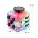 Cube à défilement coloré avec boutons noirs, plateau tournant, dimensions 3,4 cm, idéal pour jeux éducatifs ou décoration scientifique.