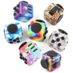 Cube lumineux avec motifs galactiques, léopard, camouflage, et couleurs vives, idéal pour décoration de bureau ou chambre à thème scientifique ou ludique.