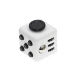 Cube éducatif blanc avec boutons noirs et ports USB, idéal pour activités scientifiques et technologiques.