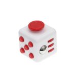 Cube éducatif blanc avec boutons rouges et ports USB, idéal pour l'apprentissage et la décoration scientifique.
