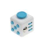 Dés éducatif en forme de cube avec boutons bleus et ports USB, idéal pour les amateurs de science et de décoration moderne.
