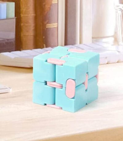 Un cube décoratif inspiré des puzzles scientifiques, parfait pour une touche moderne et ludique dans un espace de travail ou une collection d'objets scientifiques.