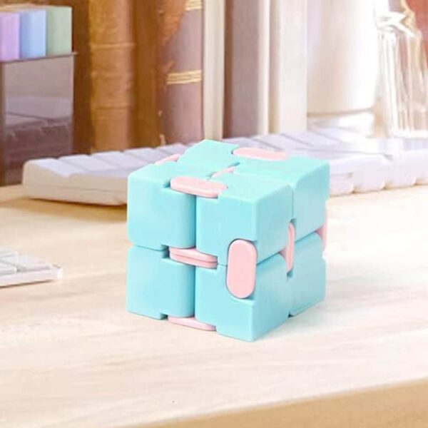 Un cube décoratif inspiré des puzzles scientifiques, parfait pour une touche moderne et ludique dans un espace de travail ou une collection d'objets scientifiques.