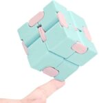 Cube puzzle en plastique bleu et rose, jeu de réflexion pour enfants et adultes.
