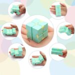 Puzzle cube en plastique bleu avec détails jaunes, manipulé par une main, idéal pour stimuler la réflexion et la coordination.