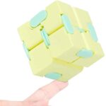 Puzzle scientifique en forme de cube avec pièces amovibles en couleurs pastel jaune et bleu.