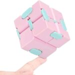 Puzzle cube en plastique rose avec pièces bleues, jeu éducatif pour stimuler la logique et la concentration des enfants.