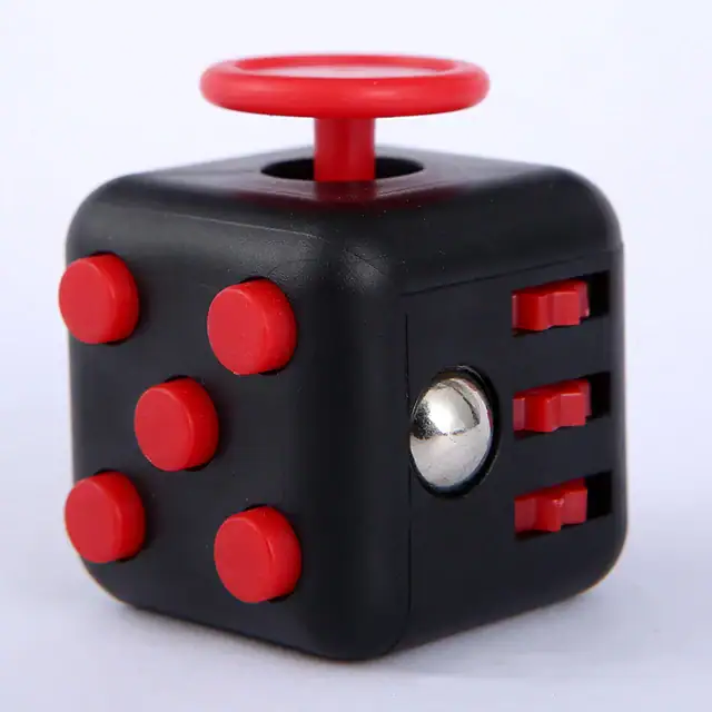 Cube de jeu en forme de dé avec boutons rouges et levier rouge, idéal pour la décoration scientifique ou ludique.