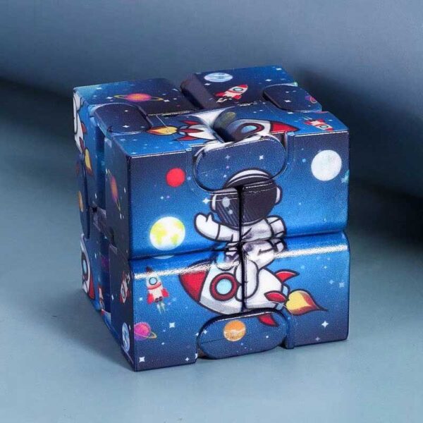 Véhicule spatial en puzzle pour enfants avec astronautes et fusées, idéal pour stimuler la créativité et l'apprentissage des sciences.