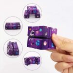 Puzzle scientifique en 3D avec motifs spatiaux violets et bleus, composé de plusieurs pièces à assembler.