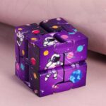 Vaisseau spatial en blocs magnétiques avec motif d'espace, planètes et astronautes, idéal pour stimuler la créativité et l'imagination des enfants.