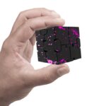 Mini cube scientifique noir avec éclaboussures roses fluorescentes, parfait pour la décoration et la collection d'objets scientifiques originaux.