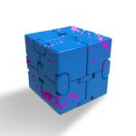 Puce de science en forme de cube avec des éléments modulaires, idéale pour la décoration ou l'apprentissage scientifique.