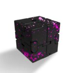 Cube scientifique noir avec éclaboussures roses fluo, décoration moderne et originale pour un espace scientifique ou décoratif.