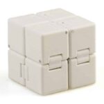 Boîte de rangement scientifique en plastique blanc, modulable et sécurisée, idéale pour organiser petits instruments ou composants de laboratoire.