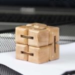 Puce en bois pour collectionneur ou décoration de bureau.