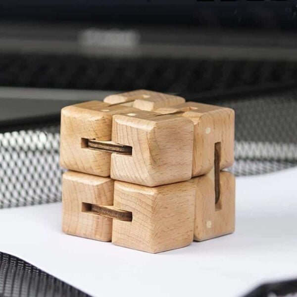 Puce en bois pour collectionneur ou décoration de bureau.