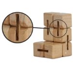 Jeu de blocs en bois avec encoches pour assembler, idéal pour développer la motricité fine et la coordination chez les enfants.