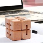 Puzzle en bois pour enfants avec pièces solides et éducatives, idéal pour stimuler la motricité fine et la coordination. Parfait pour un apprentissage ludique et durable.