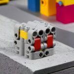 Modèle de robot éducatif en blocs LEGO, conçu pour l'apprentissage de la robotique et de la programmation, avec des pièces colorées et modulables.