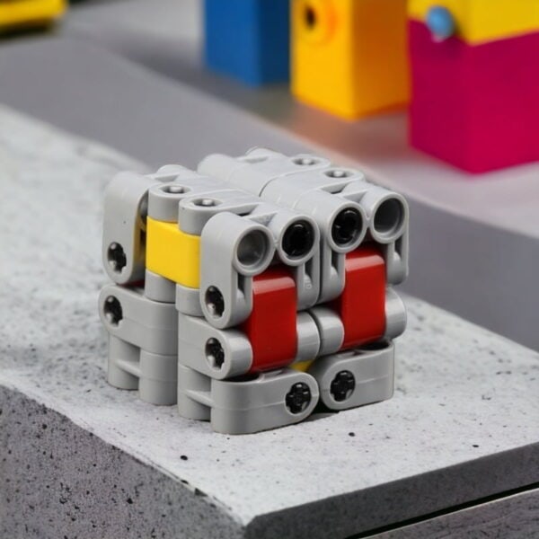 Modèle de robot éducatif en blocs LEGO, conçu pour l'apprentissage de la robotique et de la programmation, avec des pièces colorées et modulables.