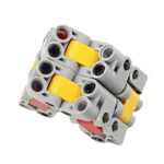 Puce LEGO scientifique avec éléments gris, jaunes et rouges, conçue pour la décoration ou la création de modèles éducatifs. Parfaite pour les amateurs de science et de bricolage.