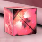 Vase en verre coloré avec un design artistique abstrait, parfait pour la décoration intérieure ou comme objet de collection scientifique.